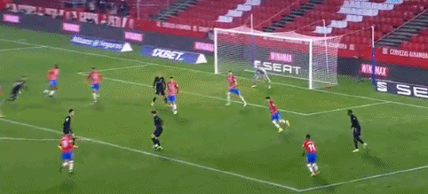 里德-谢泼德抢断后倒地 仍能精准长传伊森1打0双手暴扣