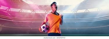 国际汽联颁奖典礼 诺里斯捧起年度车手冠军奖杯